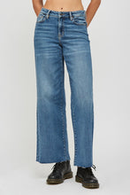 Load image into Gallery viewer, Nori 31&quot; - Dark Wash Clean Stretch - Highrise Wideleg - Hidden
