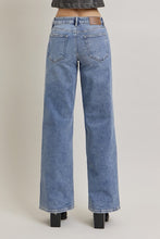 Load image into Gallery viewer, Nori 33&quot; - Medium Wash Clean Mid Rise Wideleg Denim - Hidden
