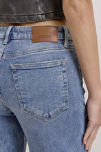 Load image into Gallery viewer, Nori 33&quot; - Medium Wash Clean Mid Rise Wideleg Denim - Hidden
