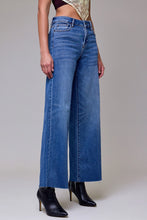 Load image into Gallery viewer, Nori 31&quot; - Dark Wash Clean Stretch Wideleg
