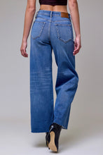 Load image into Gallery viewer, Nori 31&quot; - Dark Wash Clean Stretch Wideleg
